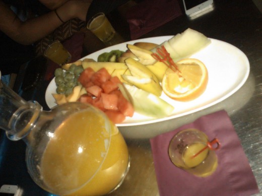 mango soju with fruit platter in ktown